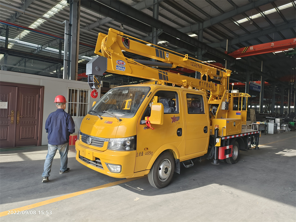 藍(lán)牌東風(fēng)途逸13米高空作業(yè)車(chē)折疊臂高空升降車(chē)